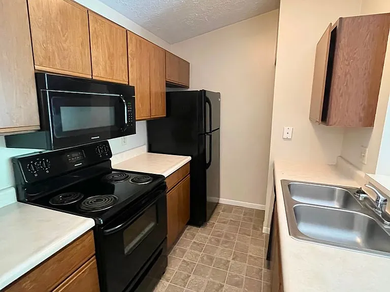 24 Woodland Hills Dr #11 — Photo 3