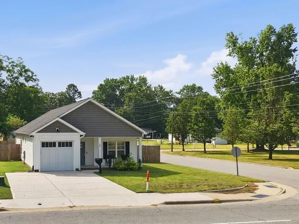 709 S Pollock St, Selma, NC 27576