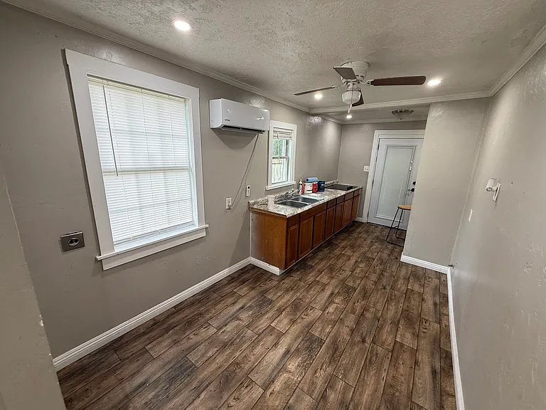 121 E Edgefield Ave — Photo 3