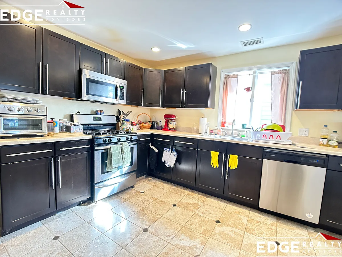Building Photo - 27 Bostonia Ave #2