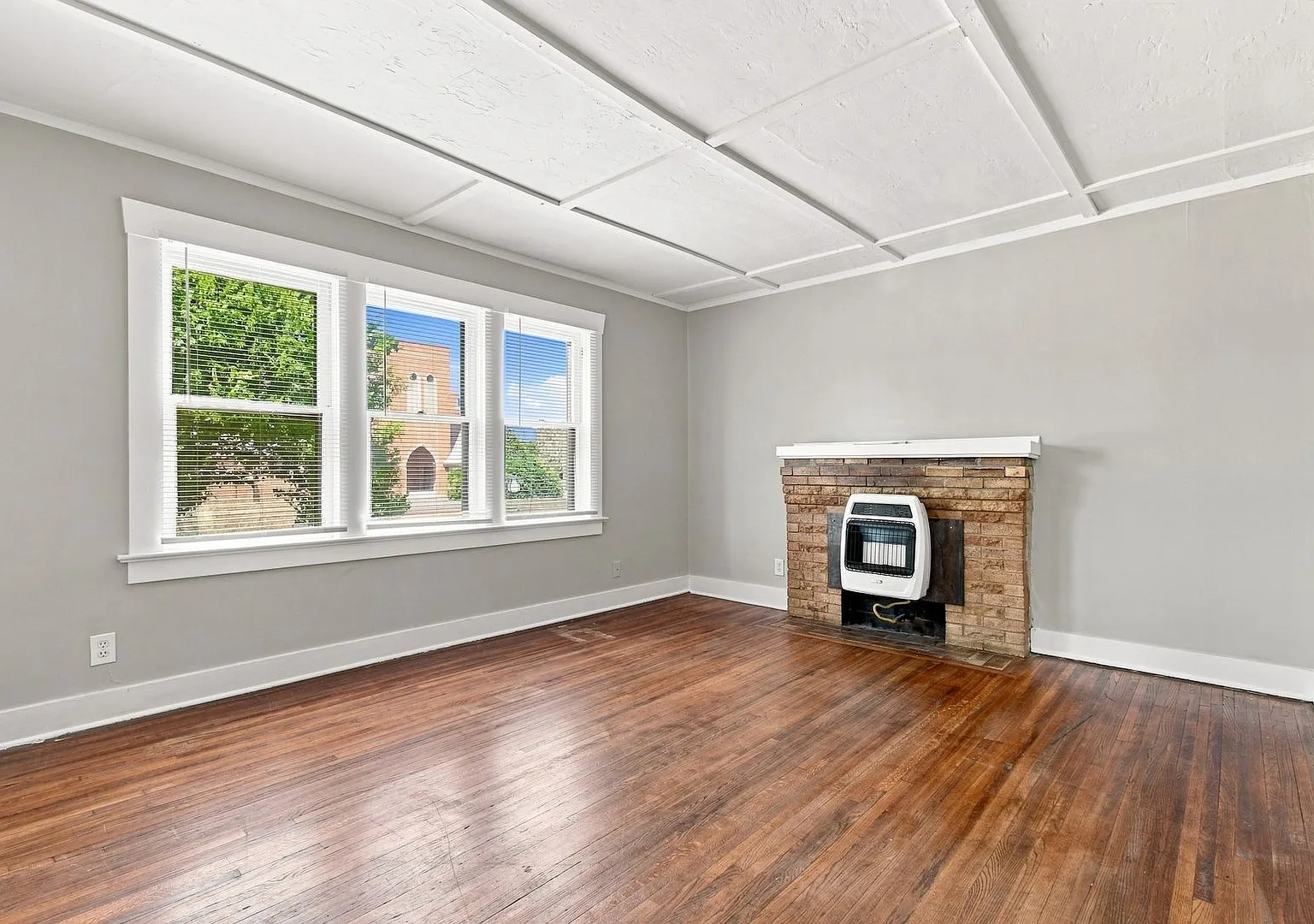 E 5th Pl Duplex — Photo 3