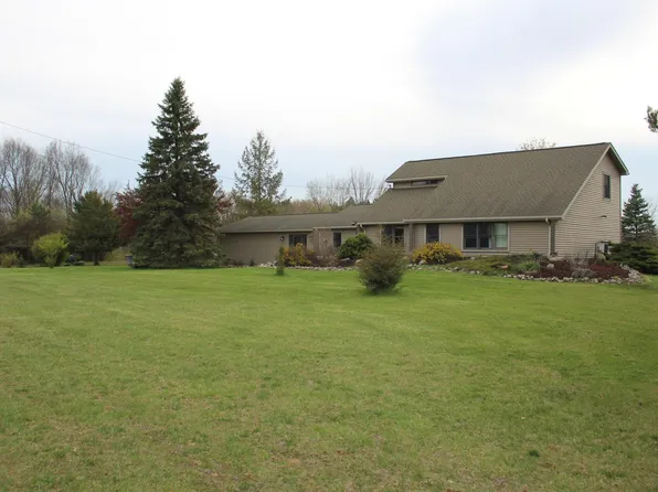 8527 Turner Rd, Fenton, MI 48430