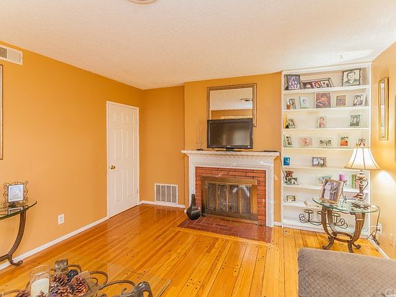 4th image of 322 S Myrtlewood St