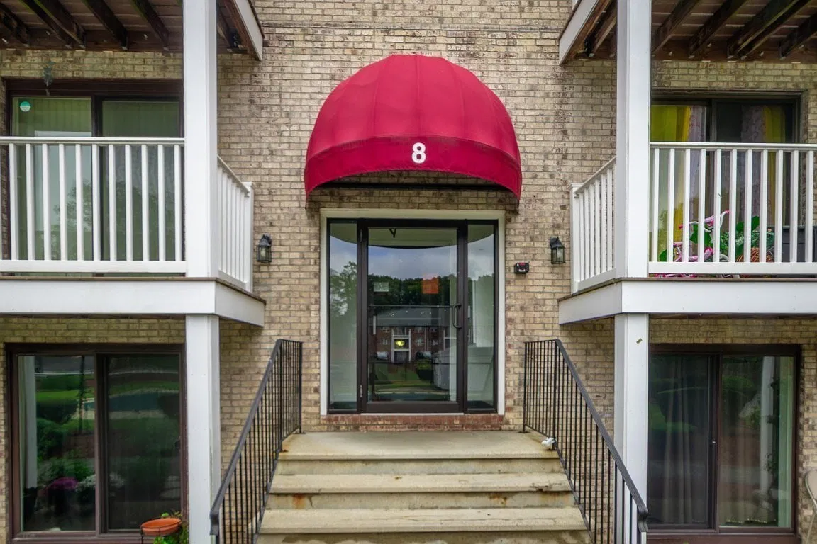 2 bed, 1.0 bath, 800 sqft, $2,200 — Photo 2