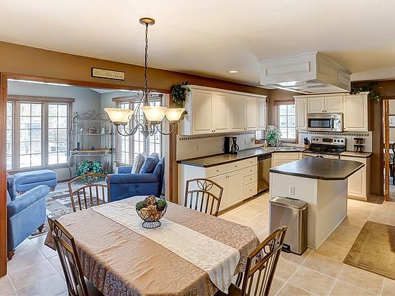 3rd image of 26419 Laurel Ln