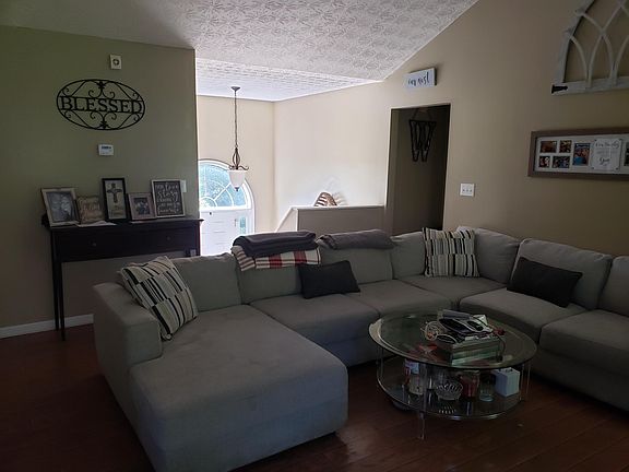 3rd image of 10 Shady Oak Ln