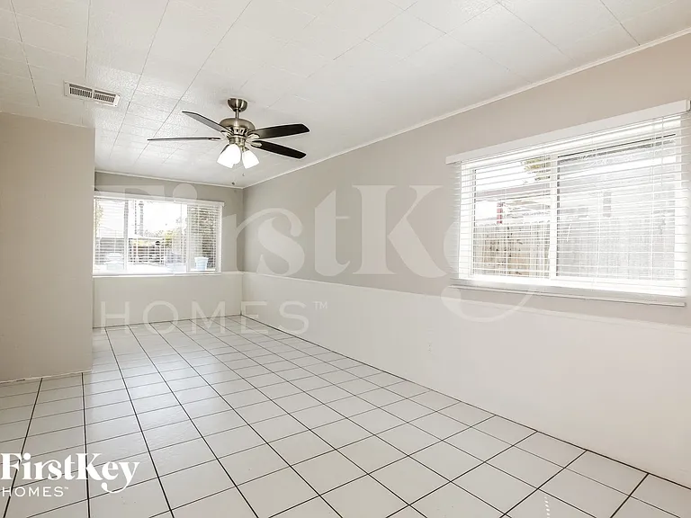 2126 W San Miguel Ave — Photo 6