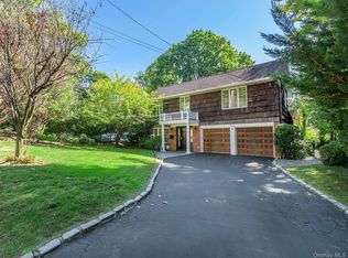 14 Combes Dr, Manhasset, NY 11030