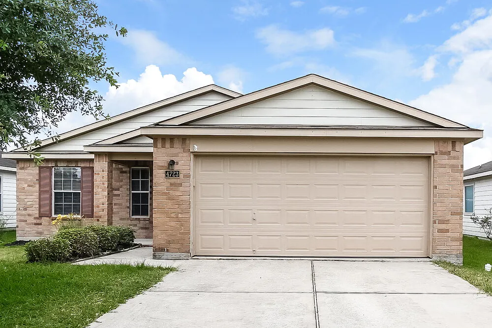 3 bed, 2.0 bath, 1416 sqft, $1,805 — Photo 1