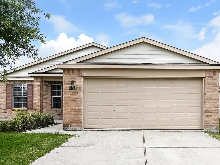 4723 Comal River Loop — Photo 1