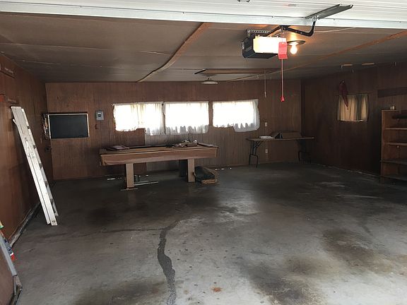 Heated garage w/ pool table