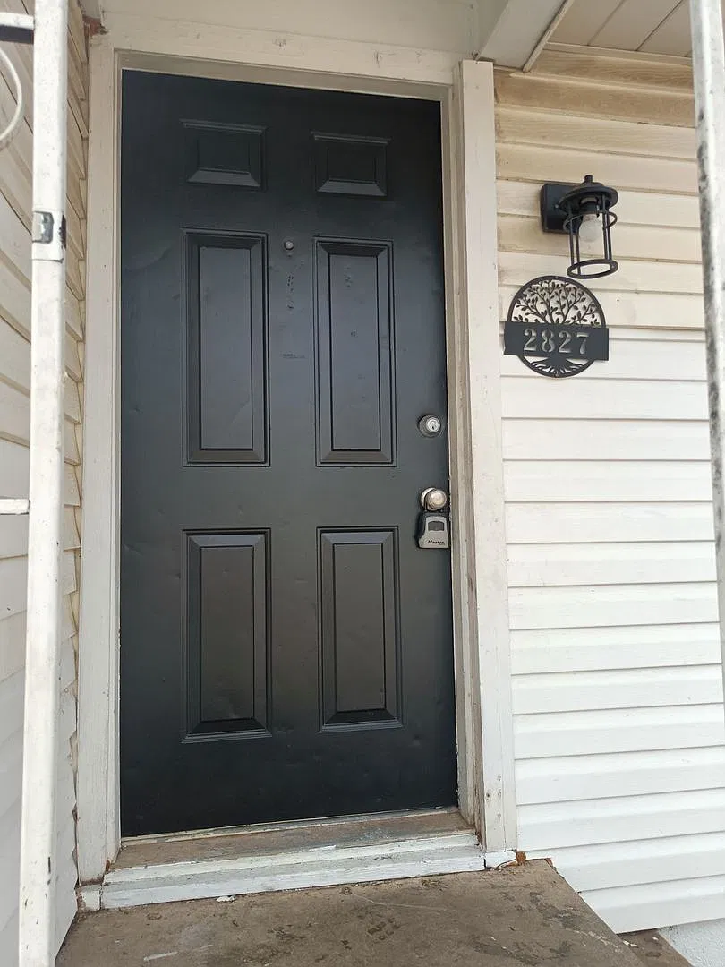 Cute 1 bed spacious unit. Comes with a stove, fridge, wall heater, and window A/C unit — Photo 1