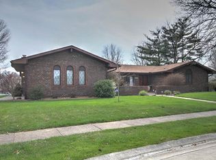 615 Country Manor Dr, Decatur, IL 62521