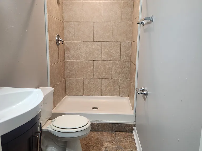 403 W 9th St #4 — Photo 2