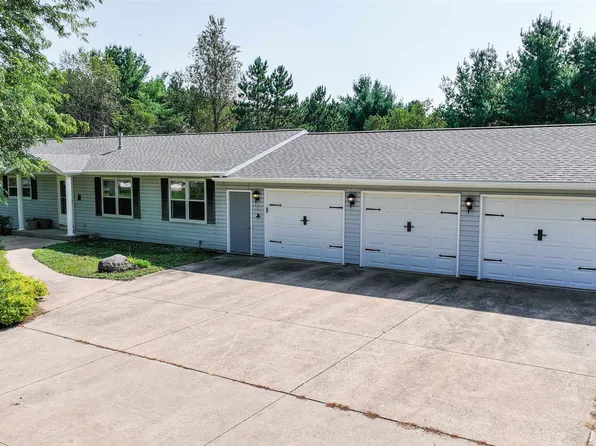 E687 Berkshire Ln, Waupaca, WI 54981