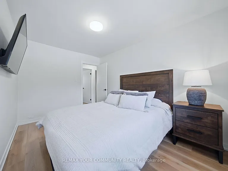 150 Connaught Cres — Photo 35