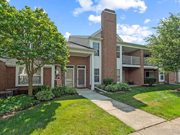 46214 Cavalier Dr, Macomb, MI 48044