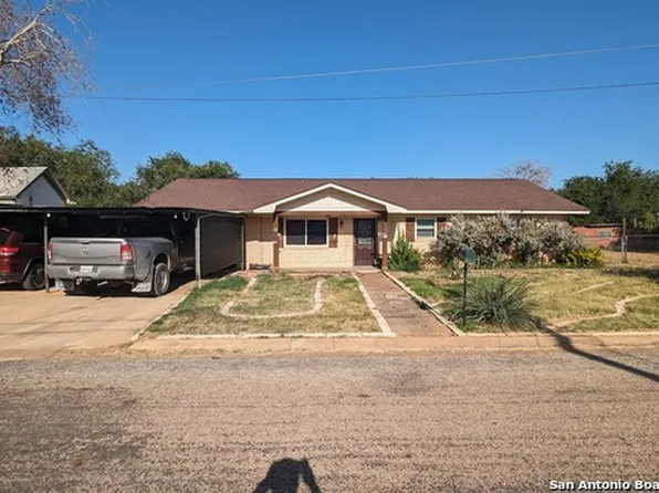 303 S Darlington St, Dilley, TX 78017