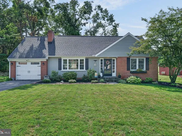 1426 Hollywood Dr, Lancaster, PA 17601