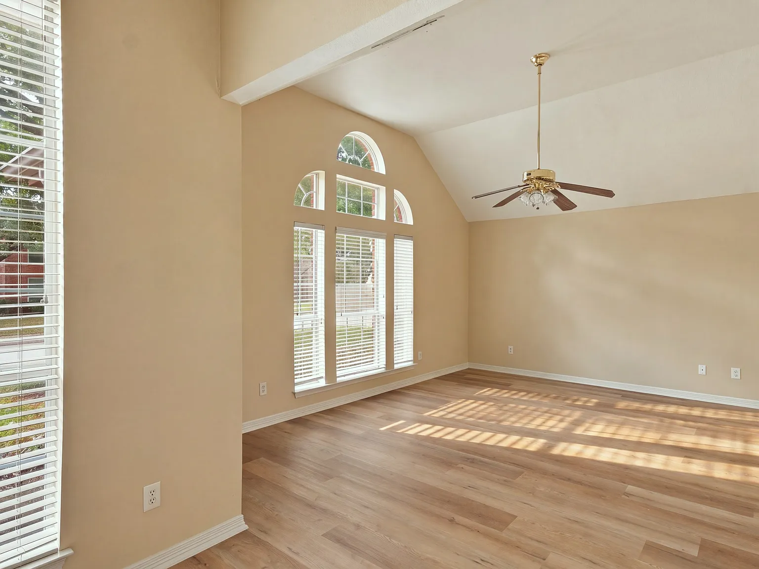 5 bed, 2942 sqft, $3,200 — Photo 2