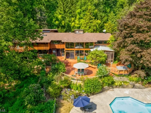 2 Calais Rd, Mendham Twp., NJ 07945