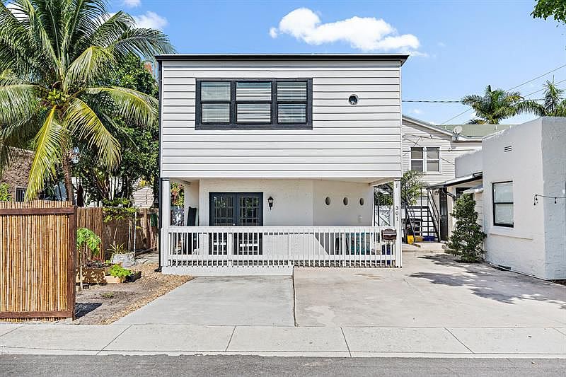 1st image of 301 Central Dr