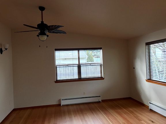 4th image of 1109 Rosecrans St