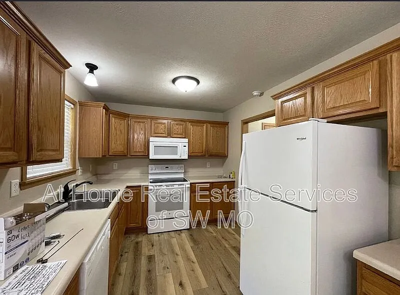 3 bed, 2.0 bath, 1602 sqft, $1,680 — Photo 4