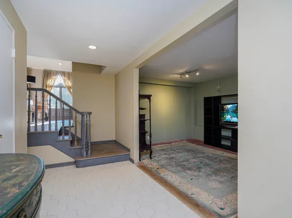 333 Mayfair Drive North image 9 of 34