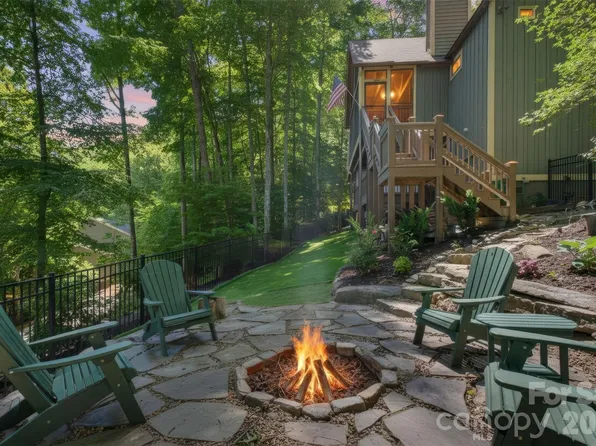 325 Hedgewood Dr, Tuckasegee, NC 28783