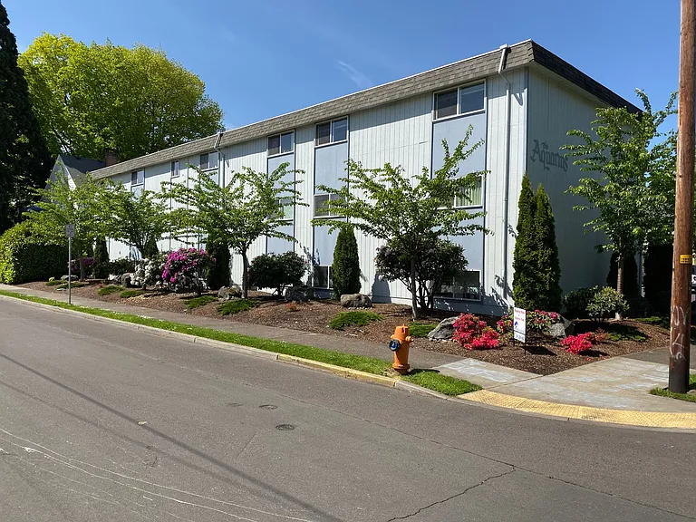 2120 NW Tyler Ave — Photo 3