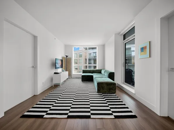 2375 Emery Ct #404, North Vancouver, BC V7J 0E9