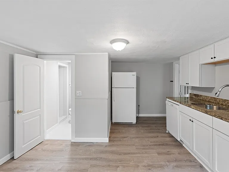95B N Main St #B — Photo 14