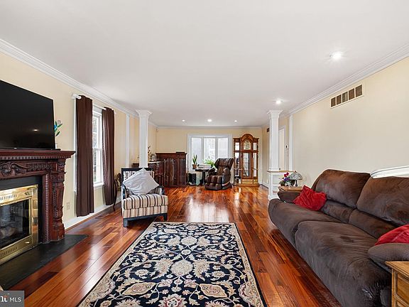 4th image of 337 Nicholas Ct