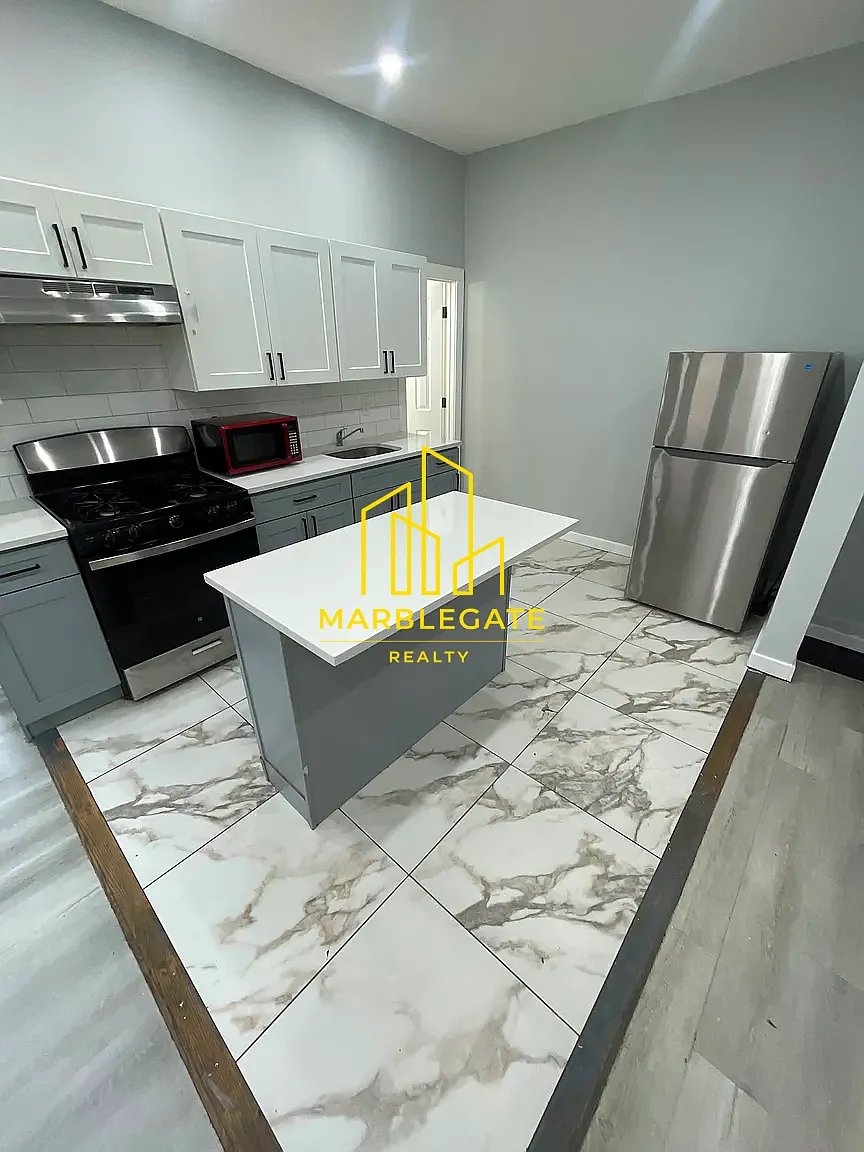 5 bed, $2,600 — Photo 1