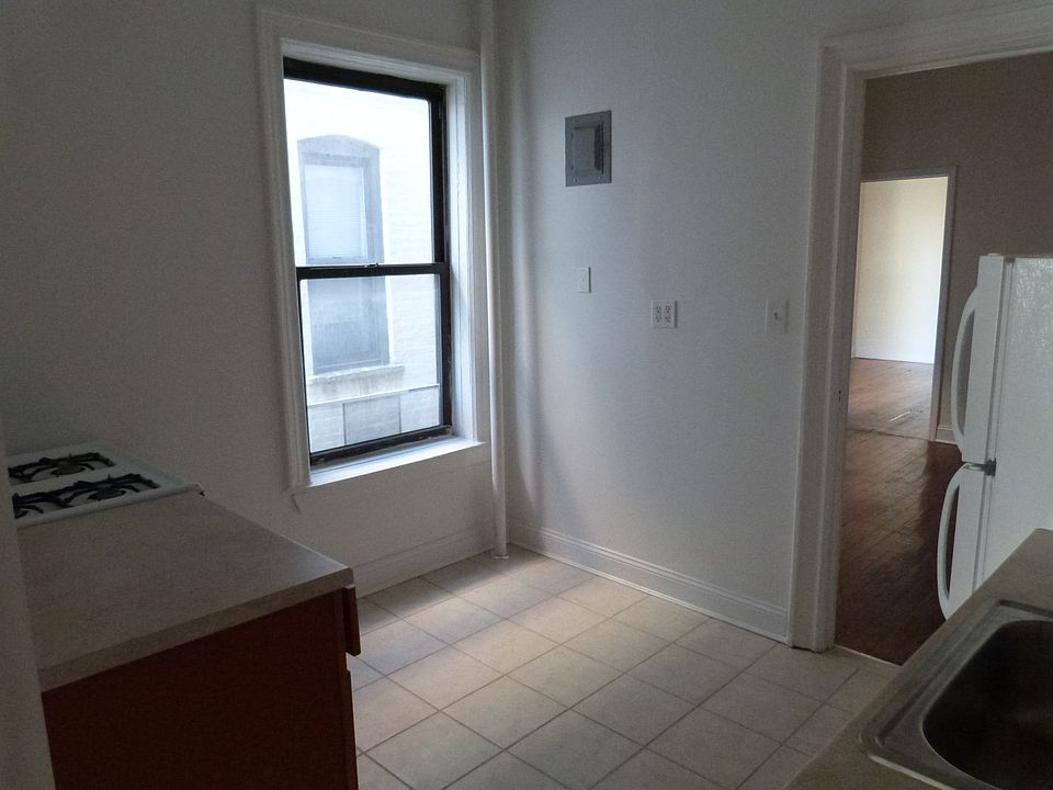 Kitchen w/ Breakfast Area