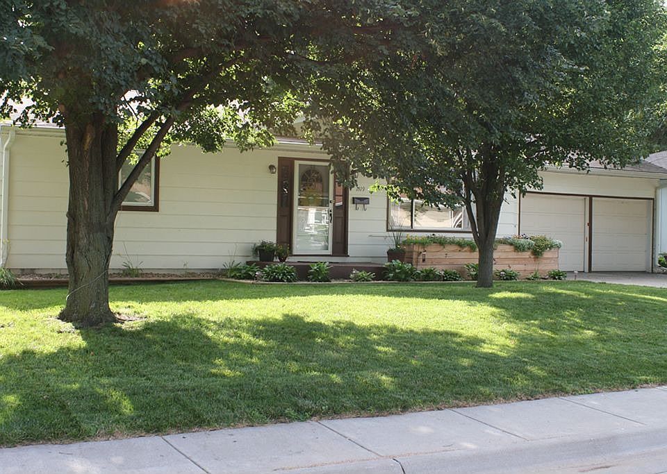 1119 N 19th St Beatrice NE 68310 Zillow