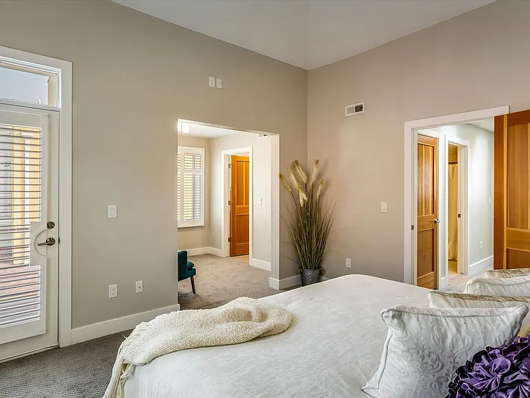 Cedar Ave — Photo 11