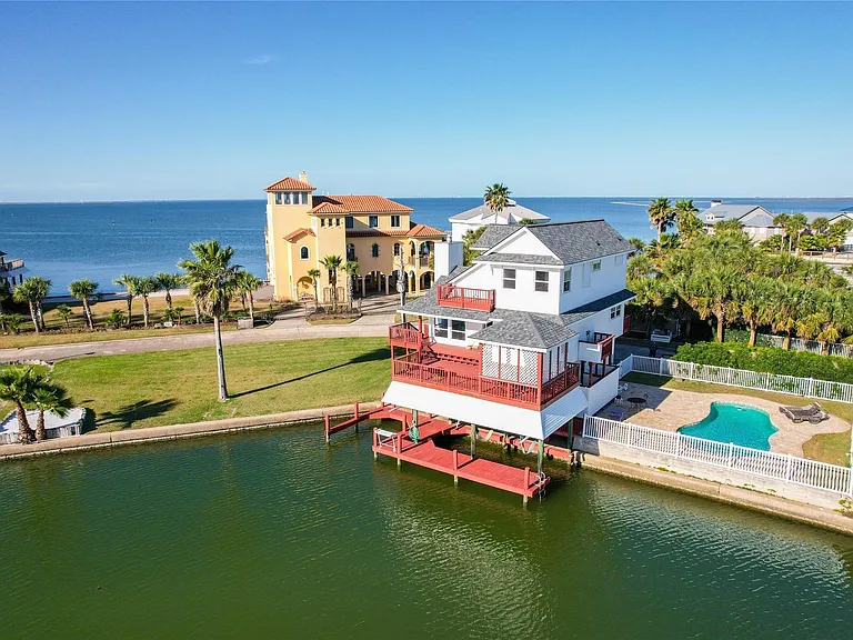 16619 Bayfront Dr — Photo 32