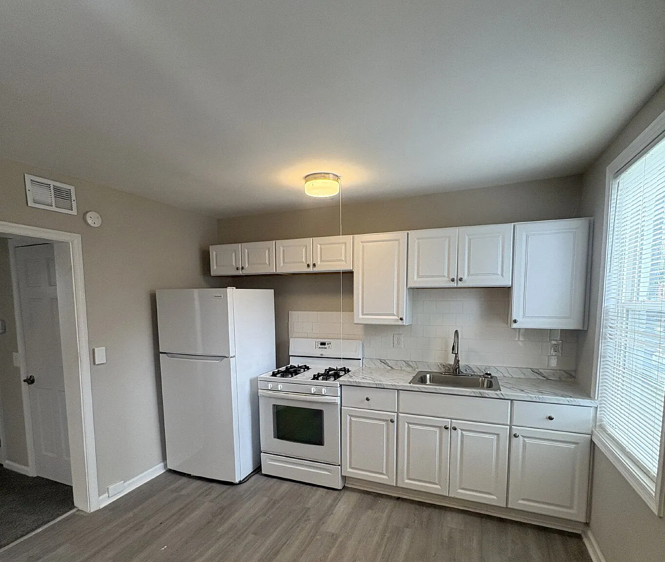 2 bed, 1.0 bath, $1,100 — Photo 1