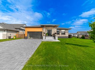 8 Drew St, Petawawa, ON K8H 0G4