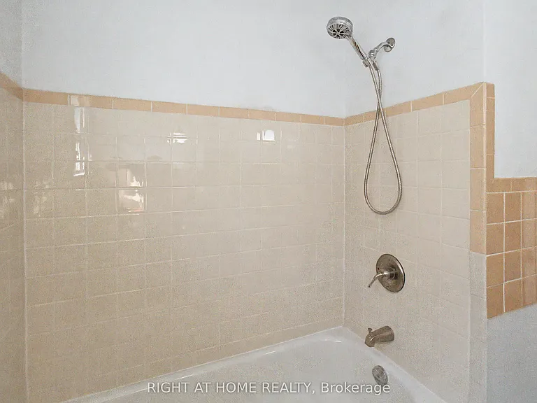 426 Seaton Dr #UPPER — Photo 22