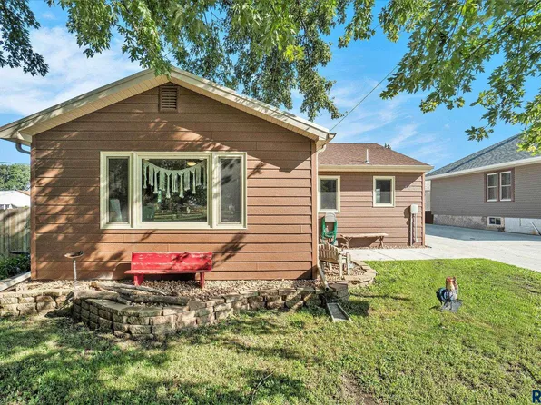 520 W Main St, Canistota, SD 57012