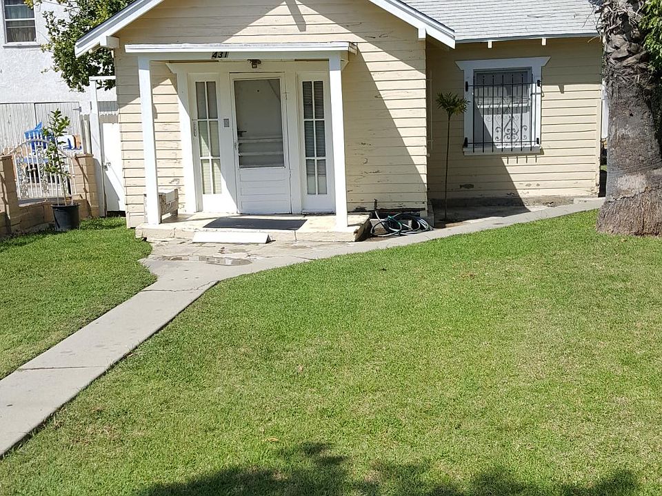 For street address purposes 431 W. 10th Street, Long Beach is the front house (do not disturb tenant). 435.5 W. 10th Street, Long Beach is the property for rent. Follow cement walkway at the right of house to get to vacant unit.