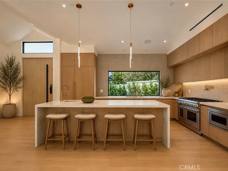 6114 Sadring Ave — Photo 2