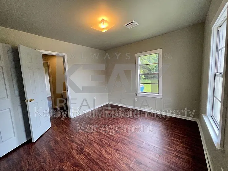 327 Stewart St — Photo 7