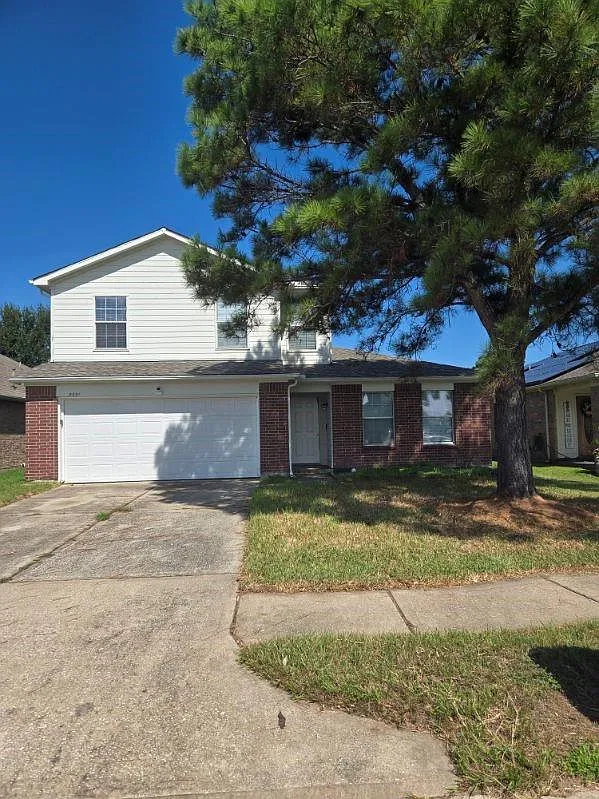 4 bed, 2.5 bath, 2650 sqft, $2,200 — Photo 1