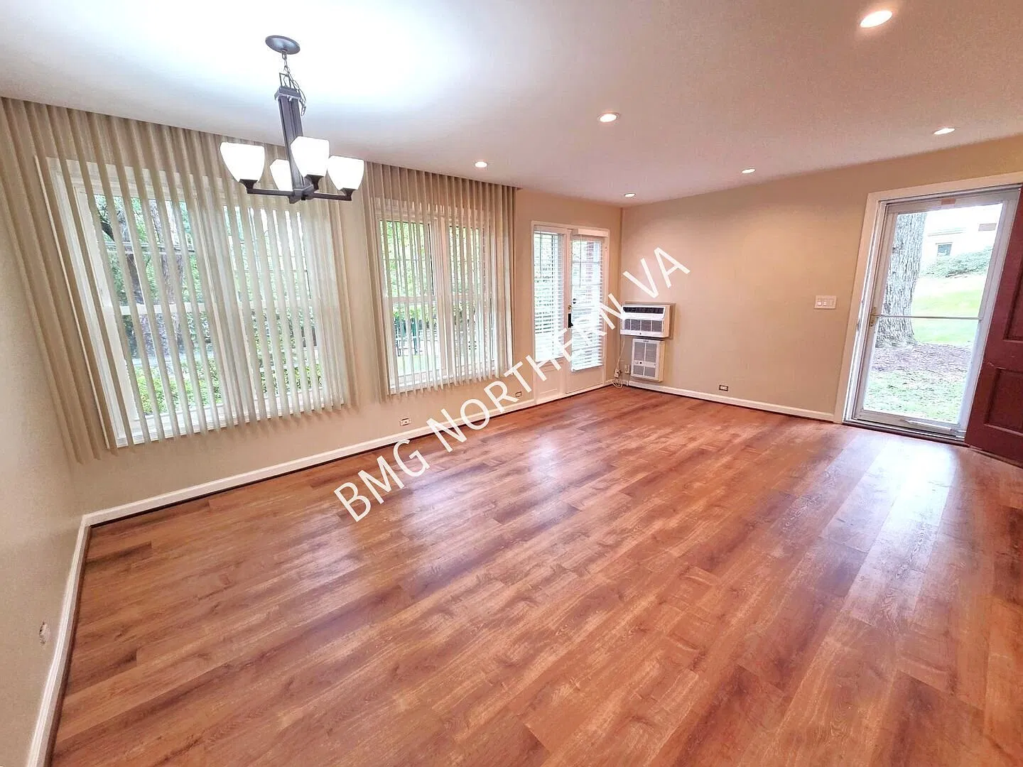 Beautifully Renovated 2 Bedroom 1 Bathroom Townhouse-Style Condo In Very Desirable Parkfairfax Co... — Photo 4