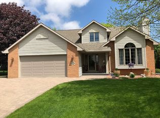 2083 W Prairie Creek Dr, Neenah, WI 54956