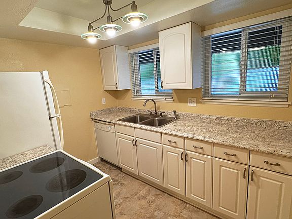 Dishwasher, Disposal, Glass Top Range